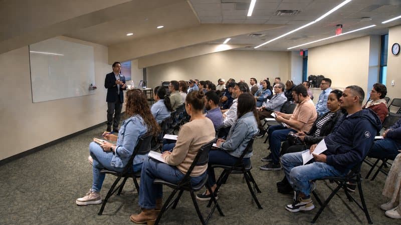 Participantes de la clase Vida Nueva reunidos en el salón